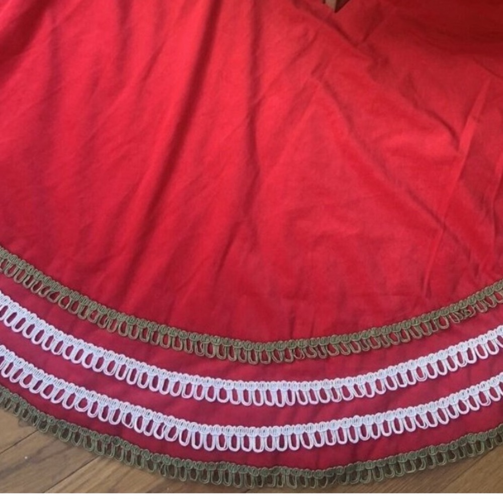 Artic Holiday Red Velvet Christmas Tree Skirt w/ green and white rope trim